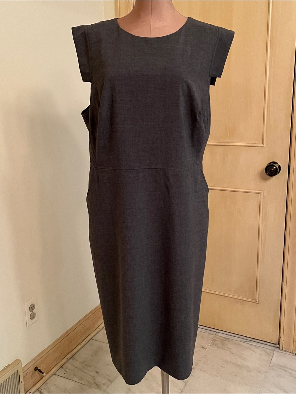J. CREW "Resume" Career Classic Italian Stretch Wool Charcoal Gray Sheath SZ 18 - Picture 2 of 16